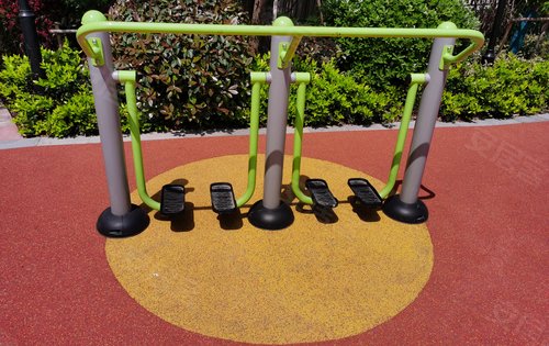 小區(qū)內(nèi)部公園內(nèi)康體設(shè)施齊備,有幼兒游樂區(qū),有小涼亭供住戶休息